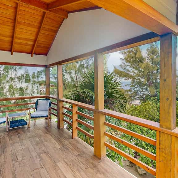 Dazzling beach stay with a balcony - pool, bikes, canoes, grill, & dock access - Image 1