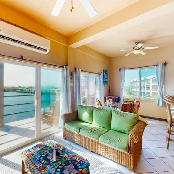 Comfortable condo with lagoon-view balcony, WiFi, AC & pool access - Image 1