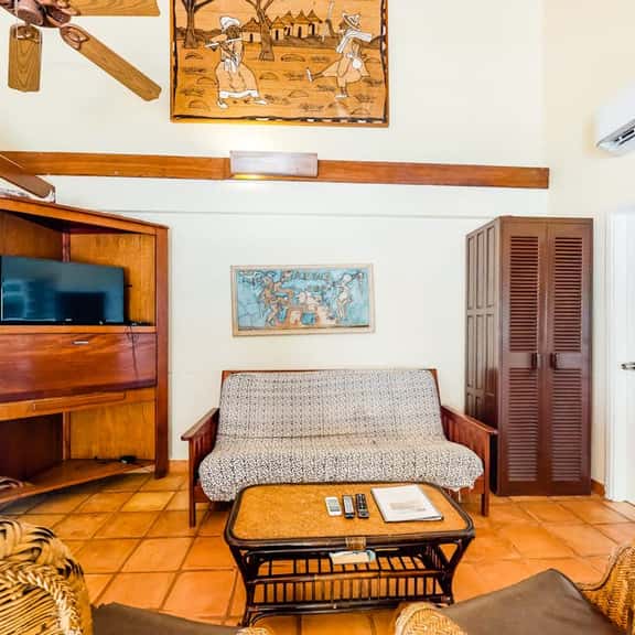 Oceanfront retreat with water view, pool, AC & free WiFi - easy beach access - Image 1
