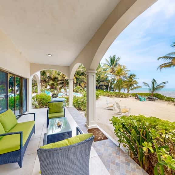 Ground-floor ocean-view condo with dock, pool, full kitchen, & AC - Image 1
