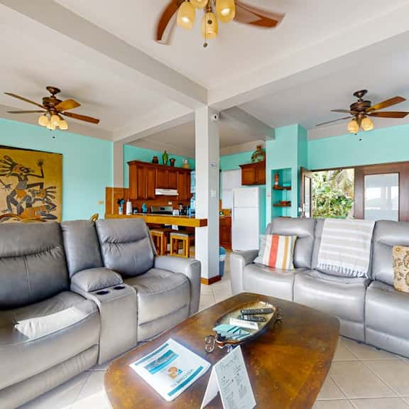 Charming lakefront apartment with stunning views of the lake - Image 1