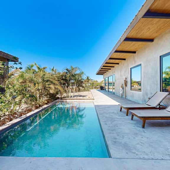 Luxury villa in gated community with tropical garden, pool & pet friendly - Image 1