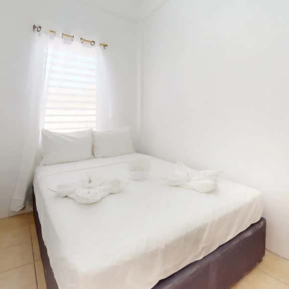 Cozy island retreat with WiFi, functional kitchenette and near to restaurants - Image 1