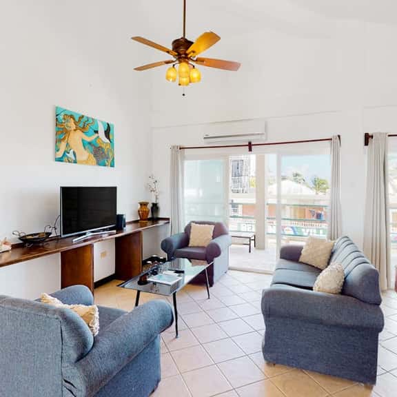 Lake-view condo with reef-view balcony, washer & dryer, pool & central AC - Image 1