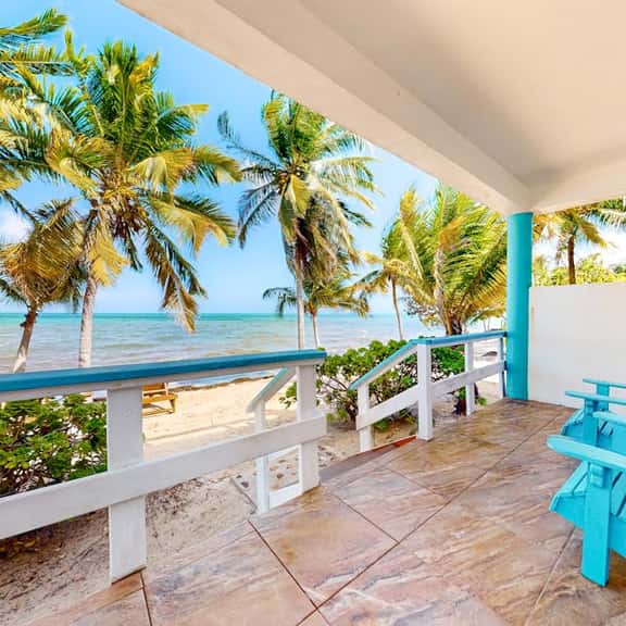Charming beachfront condo with a kitchenette, shared pool, WiFi, & beach access - Image 1