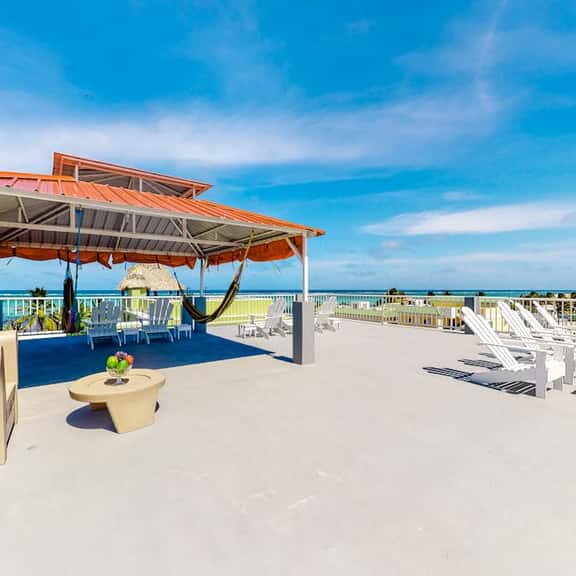 Inviting apartment w ocean views, a shared rooftop, laundry, WiFi & partial AC - Image 1