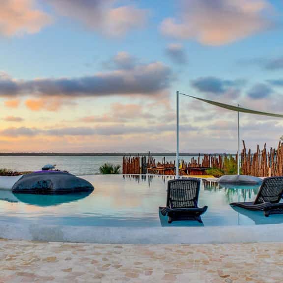 Lagoon-front studio with water access, infinity pool, & AC - Image 1
