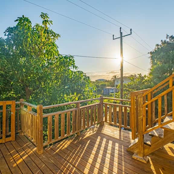 Spacious coastal house with outdoor pool, deck & near beach - Image 1