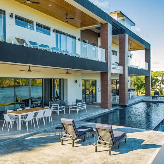 Luxurious villa with infinity pool, rooftop deck, kayaks & lagoon views - Image 1