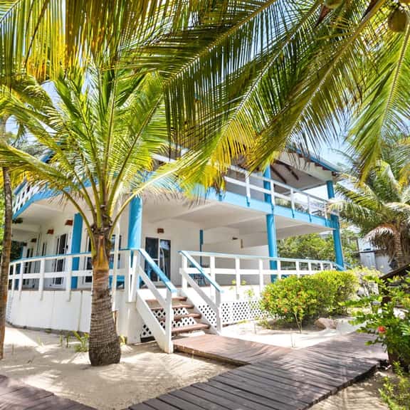Oceanfront escape with shared, outdoor pool, free WiFi, & air conditioning - Image 1