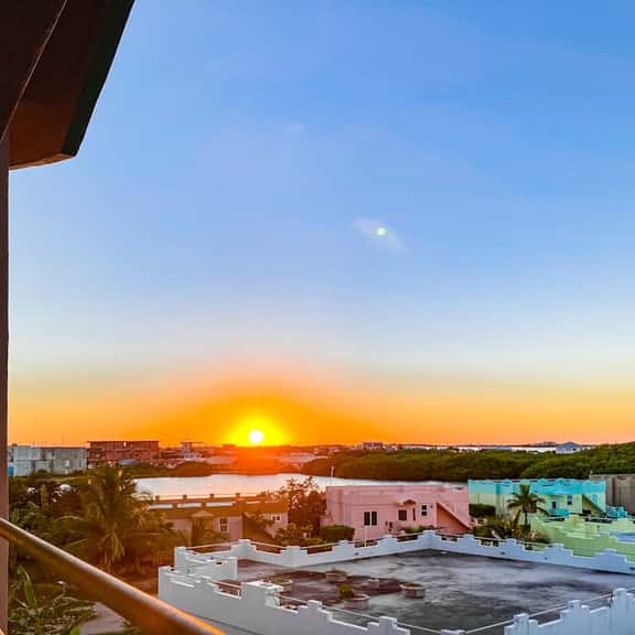 Lagoon-front suite with a balcony, breathtaking views, AC & a pool - Image 1