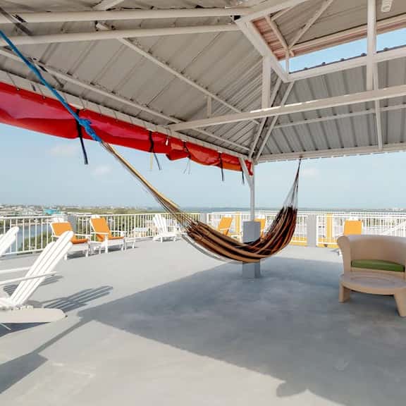 Charming apartment w amazing rooftop view, WiFi & partial AC - walk everywhere - Image 1