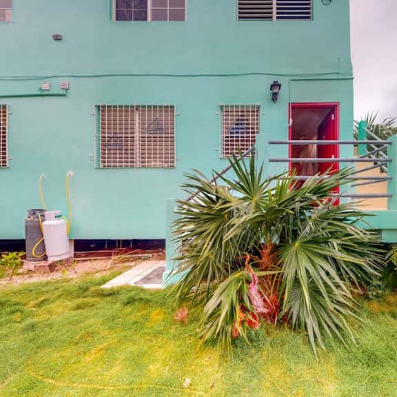 Hotel-style studio with kitchen, picnic area, free bikes, WiFi & partial AC - Image 1