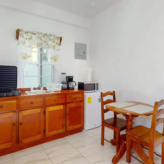 Snug ground-floor haven with comfortable amenities and kitchenette - Image 1