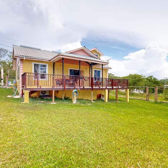 Serene villa with a large deck, gorgeous view, full kitchen, & washer dryer - Image 1