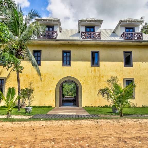 Dog-Friendly Riverfront Suites with Private Pool, Lovely Views, Partial AC & WiFi - Image 1