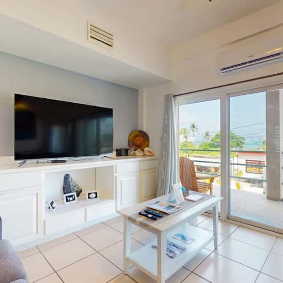 Lagoon-front suite w shared pool, ocean view, WiFi & central AC - near beaches - Image 1