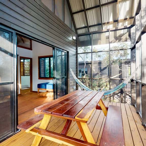 Quiet treehouse cabana with veranda, hammock, WiFi & partial AC - walk to beach - Image 1