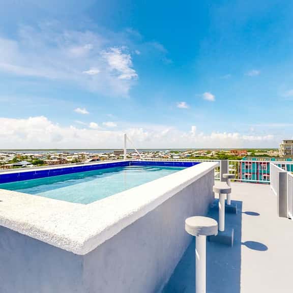 Inviting apartment w WiFi & partial AC - steps from the ocean, walk everywhere - Image 1