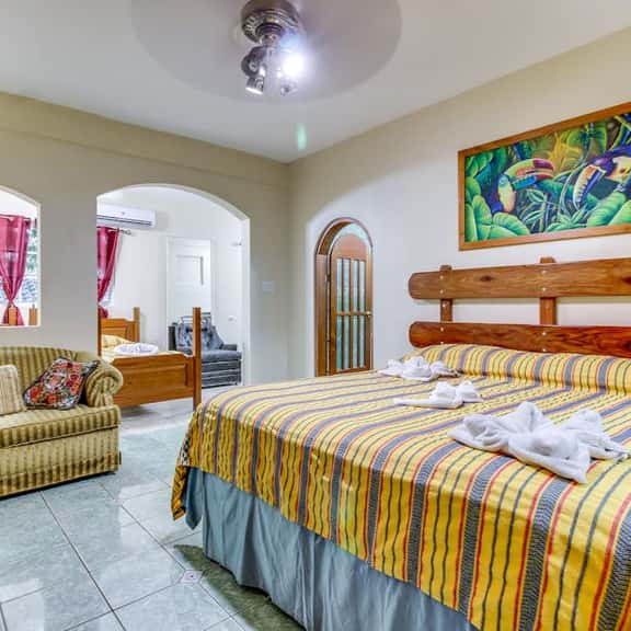 Lovely Home Suite w Balcony, Great View, Shared Pool, AC & WiFi - Ideal for Day Trips - Image 1