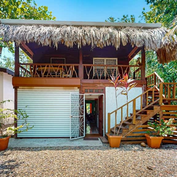 Charming duplex with full Kitchen & WiFi - near dining & stunning attractions - Image 1