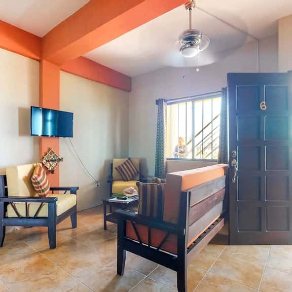 Family-friendly condo with WiFi & partial AC, located just steps from the ocean - Image 1