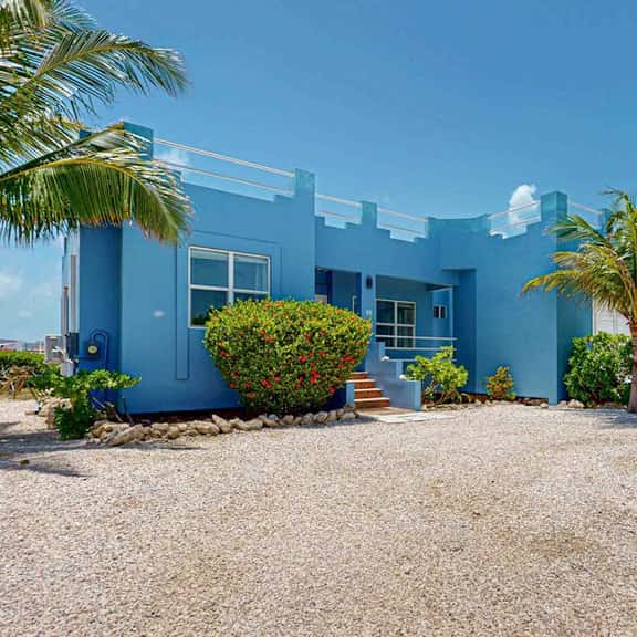 Waterfront villa with outdoor pool, washer dryer, & central AC - Image 1