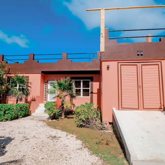 Beautiful lake-view villa with balcony, pool, & partial AC - near dining & shops - Image 1