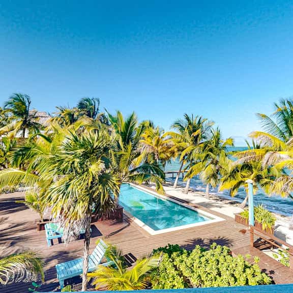 Comfortable oceanfront condo with a shared pool, ocean views & free WiFi - Image 1