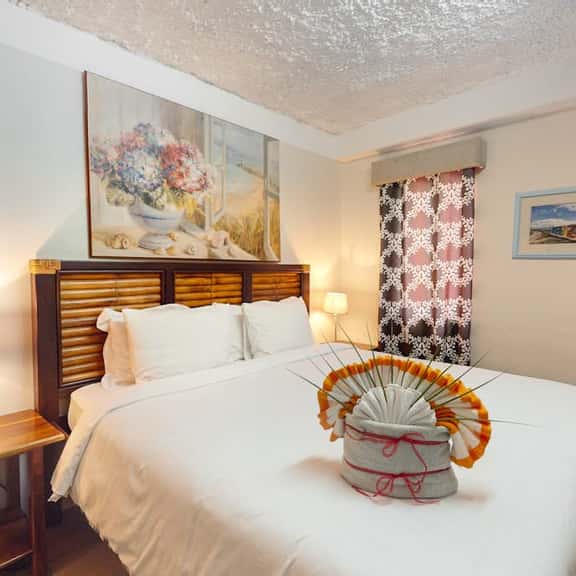 Perfectly located apartment w WiFi, AC, shared garden & pool - steps to seashore - Image 1