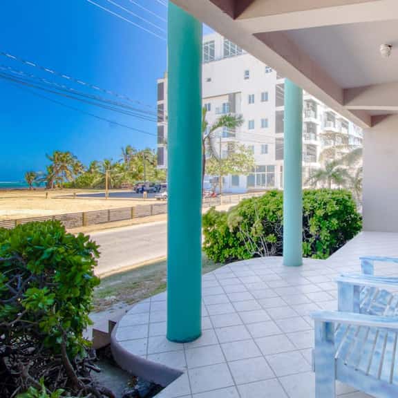 Sea-view, dog-friendly condo with pool & central AC- between the beach & lagoon - Image 1