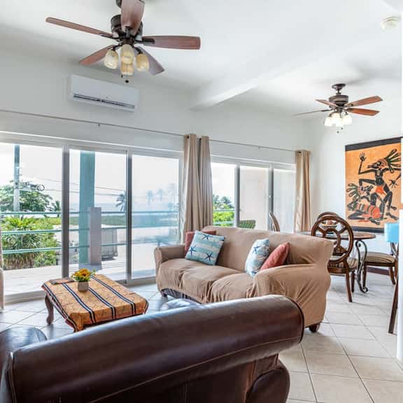 Beautiful condo w WiFi, central AC, shared pool & central location - Image 1