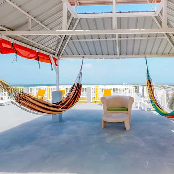 Apartment steps from the beach w amazing rooftop view - walk to town - Image 1