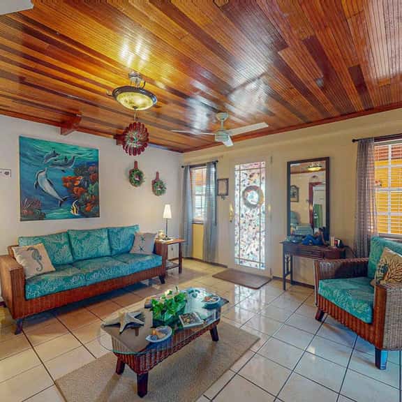 Family-friendly suite with beach access, Netflix, balcony & pool - Image 1