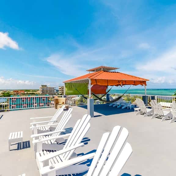Ideally located apartment w WiFi, partial AC & shared rooftop - steps to the sea - Image 1