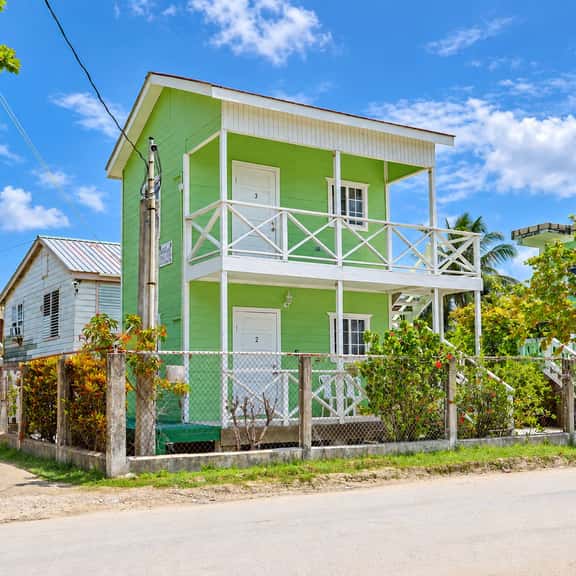 Central Caye Caulker Apartment with AC, Wi-Fi & Kitchen - Image 1