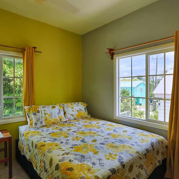 Cozy Caye Caulker Apartment in Central Location with AC & Kitchenette - Image 1