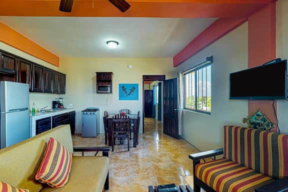 Apartment steps from the beach w amazing rooftop view - walk to town