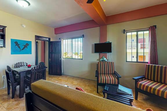 Apartment steps from the beach w amazing rooftop view - walk to town