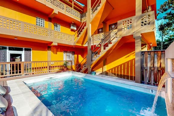 Family-friendly suite with beach access, Netflix, balcony & pool