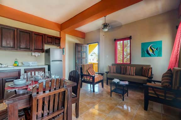 Inviting apartment w WiFi & partial AC - steps from the ocean, walk everywhere