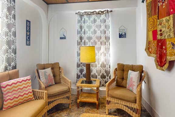 Apartment w pool, garden view, WiFi, partial AC - 1 block to the sea
