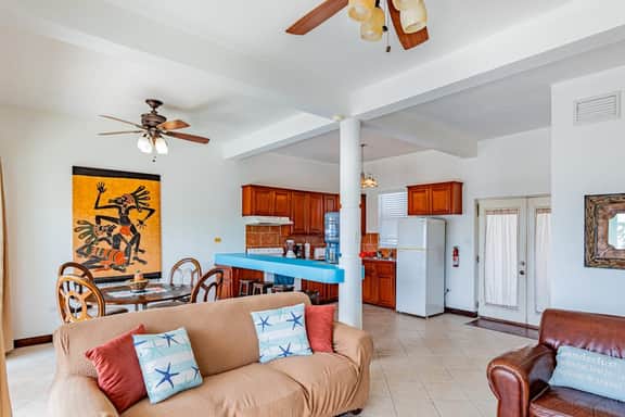 Beautiful condo w WiFi, central AC, shared pool & central location