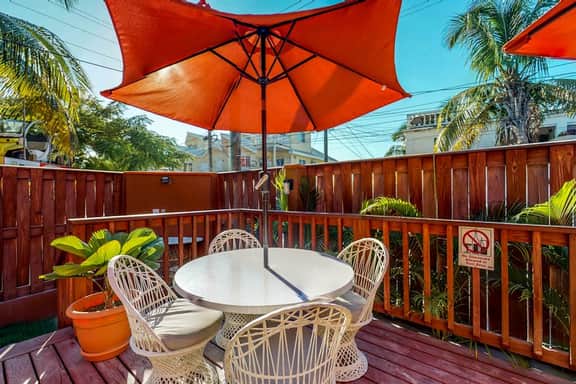 Perfectly located apartment w WiFi, AC, shared garden & pool - steps to seashore