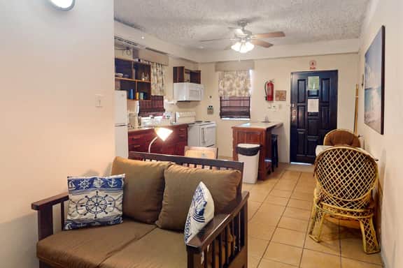 Perfectly located apartment w WiFi, AC, shared garden & pool - steps to seashore