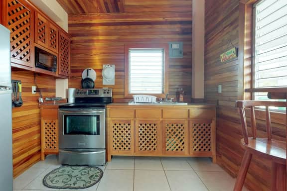 Lofty Space with a Private Veranda and Free WiFi - Walk 10 Minutes into Town