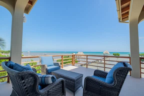 Spacious beachfront retreat with a soaking tub - pool, canoes, dock, & grill