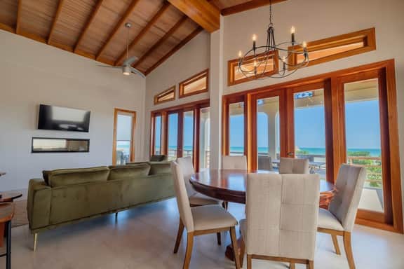 Spacious beachfront retreat with a soaking tub - pool, canoes, dock, & grill