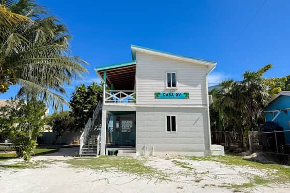 Charming island cabana with central AC, bikes & picnic area near beach