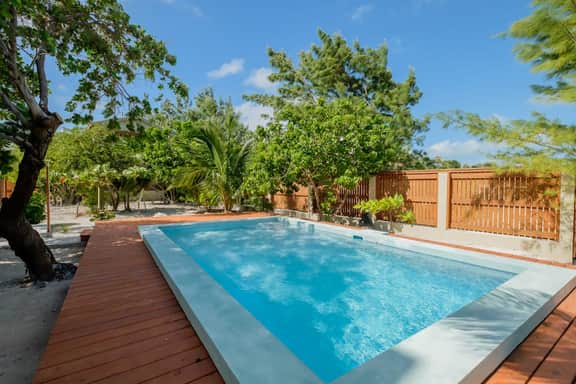 Spacious beachfront retreat with a soaking tub - pool, canoes, dock, & grill